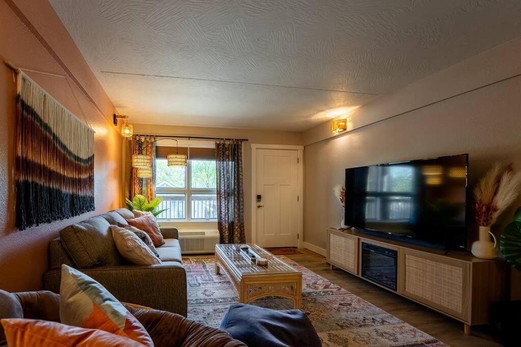 Pet Friendly Boho Condo With Pool--Fitness Center--Next To The Branson Landing--Close To Convention Center And Kanakuk 外观 照片