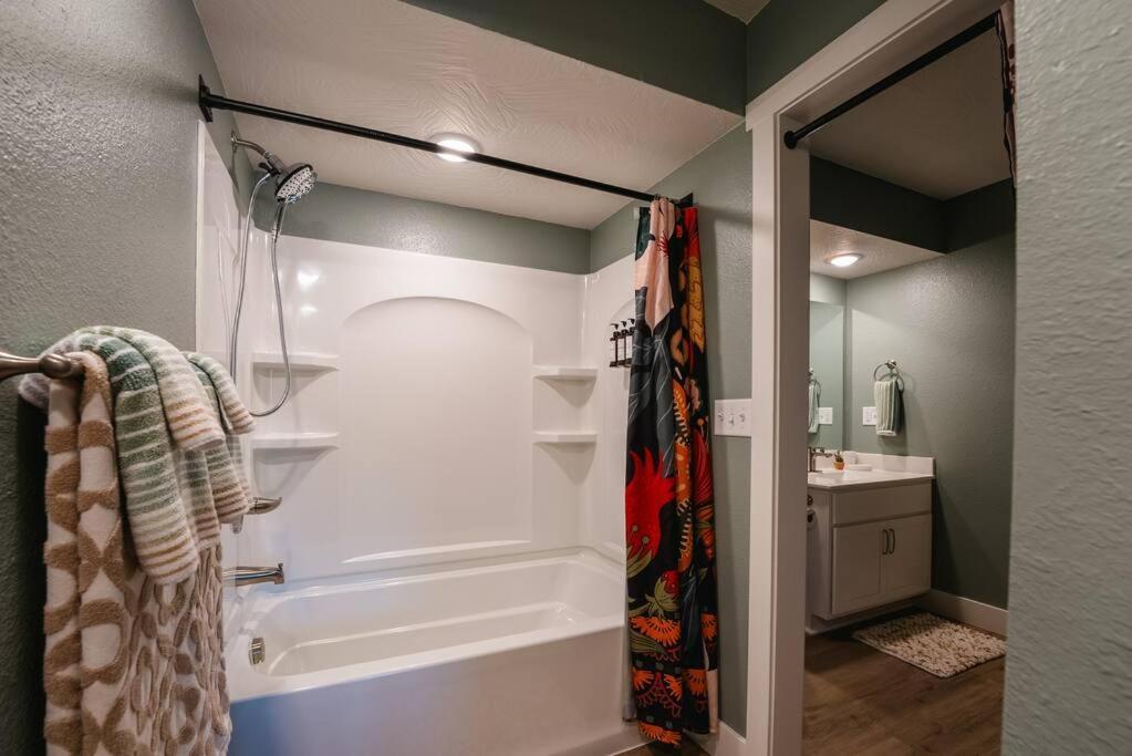 Pet Friendly Boho Condo With Pool--Fitness Center--Next To The Branson Landing--Close To Convention Center And Kanakuk 外观 照片