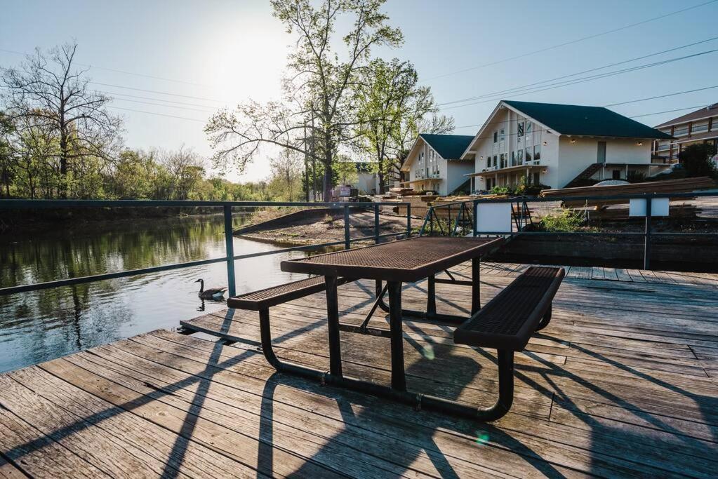 Pet Friendly Boho Condo With Pool--Fitness Center--Next To The Branson Landing--Close To Convention Center And Kanakuk 外观 照片